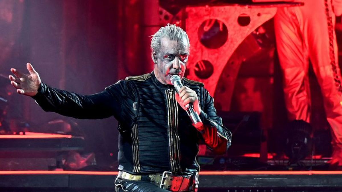 ARCHIV - Till Lindemann, Frontsänger von Rammstein, steht während eines Deutschland-Konzerts auf der Bühne. Foto: Malte Krudewig/dpa/Archiv