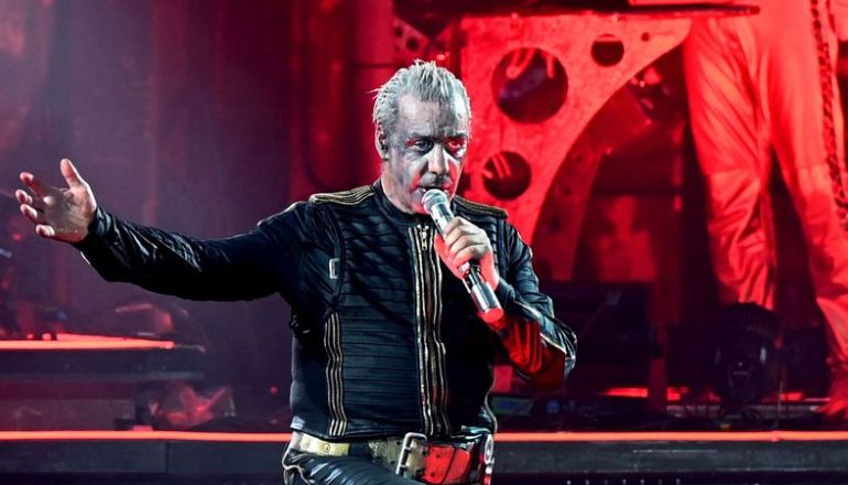 ARCHIV - Till Lindemann, Frontsänger von Rammstein, steht während eines Deutschland-Konzerts auf der Bühne. Foto: Malte Krudewig/dpa/Archiv