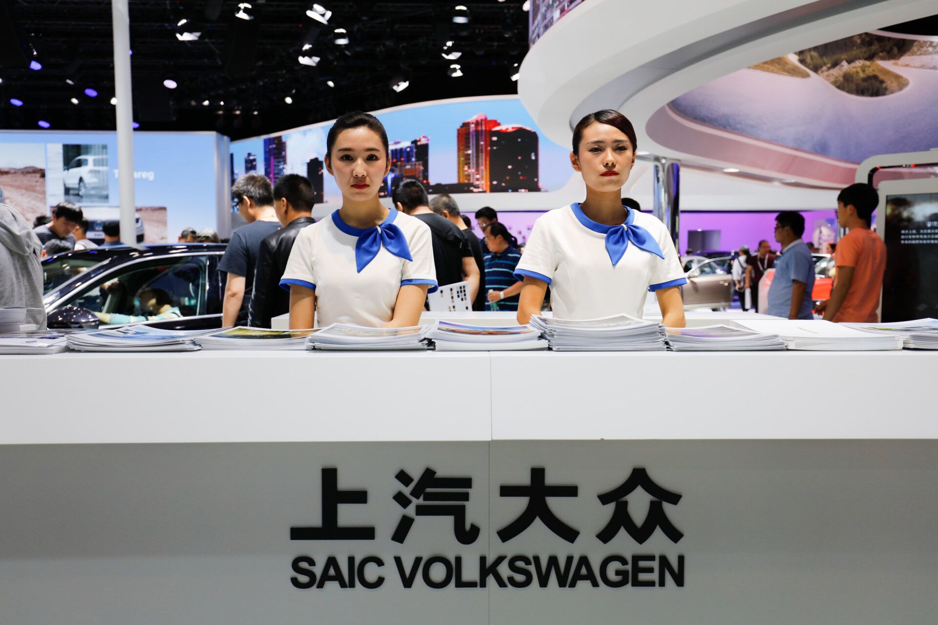 Mitarbeiter am VW-Stand bei einer Automesse in Shanghai.